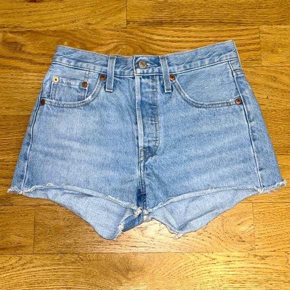 Women’s Levi’s 501 Denim Shorts Size 24 - Picture 1 of 4
